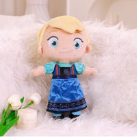 Peluche Reine des Neiges Elsa enfant - posée sur un fond blanc à poils longs