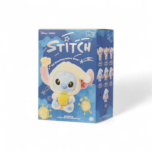Boite en carton bleue, avec un stitch en pyajama jaune dessiné dessus, sur fond blanc.