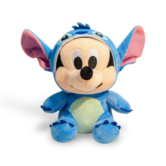 Peluche Disney bébé Mickey déguisé en Stitch, assis, tenue bleue avec grandes oreilles, sur fond blanc.