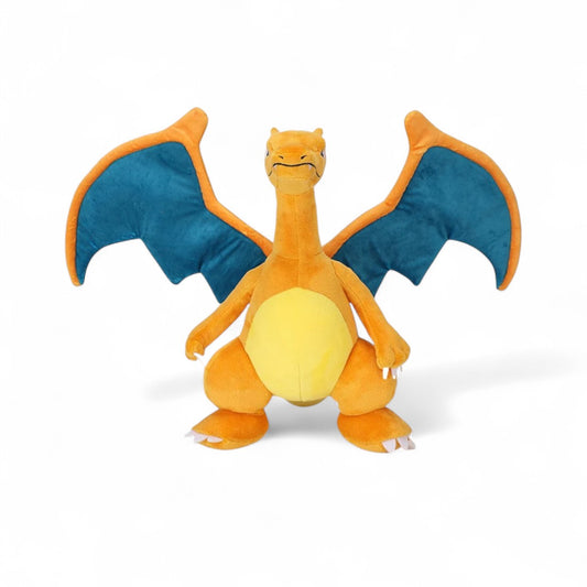 Peluche Dracaufeu Pokémon orange avec ailes bleues et queue enflammée, vue de face, sur fond blanc.