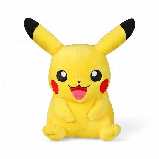 Peluche Pikachu jaune assis avec un grand sourire joyeux, sur fond blanc.
