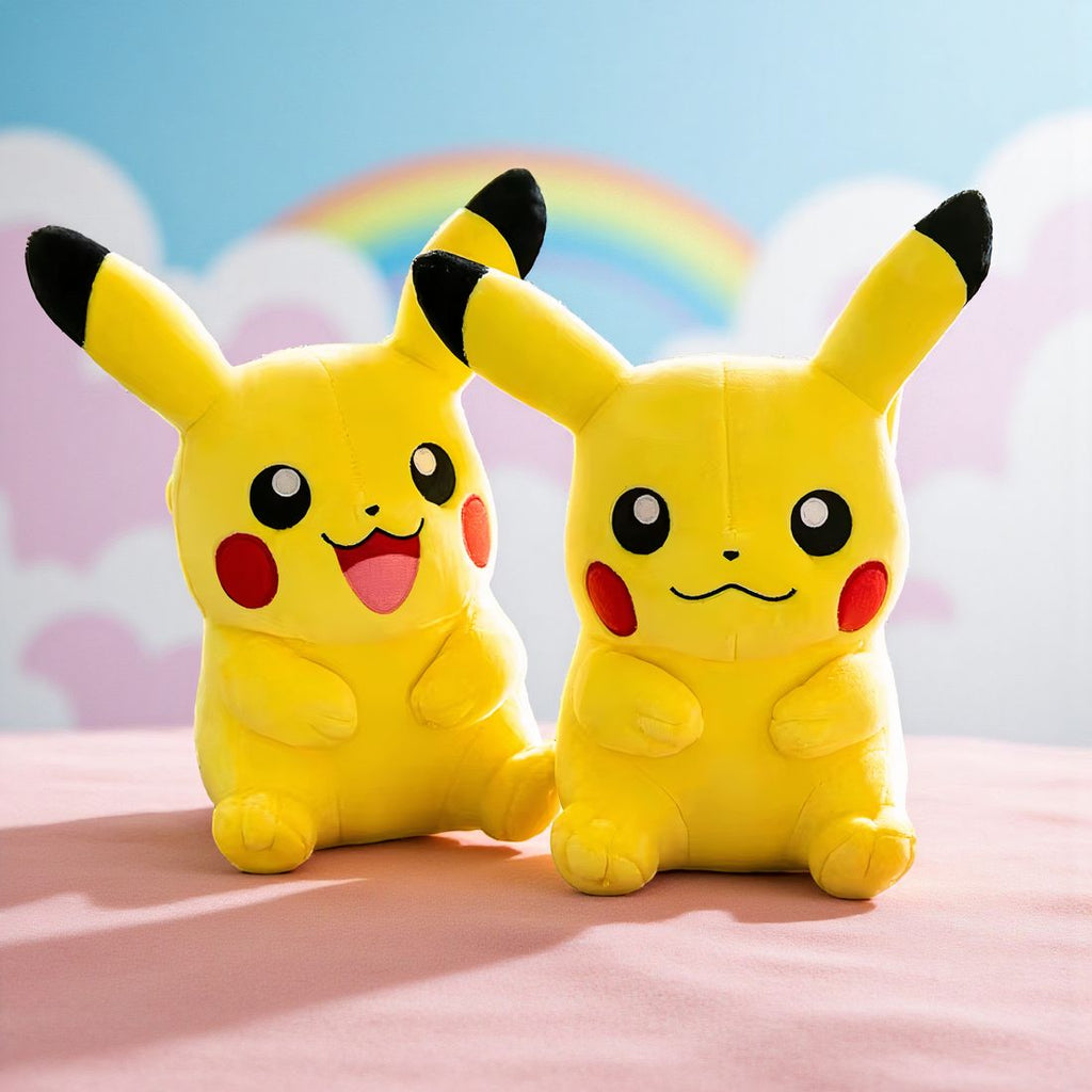 Peluche pokémon - pikachu assis sourire joyeux - deux expressions côte à côte, décor arc-en-ciel