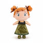 Peluche Anna enfant du film La Reine des Neiges en robe verte et cheveux roux attachés, vue de face sur fond blanc.
