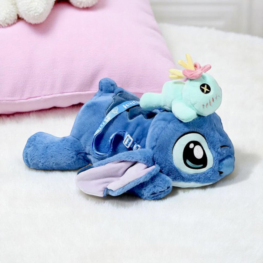 Peluche Stitch allongé avec le doudou de Lilo