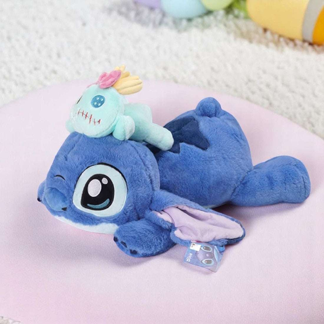 Peluche Stitch allongé avec le doudou de Lilo