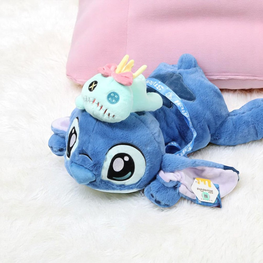 Peluche Stitch allongé avec le doudou de Lilo