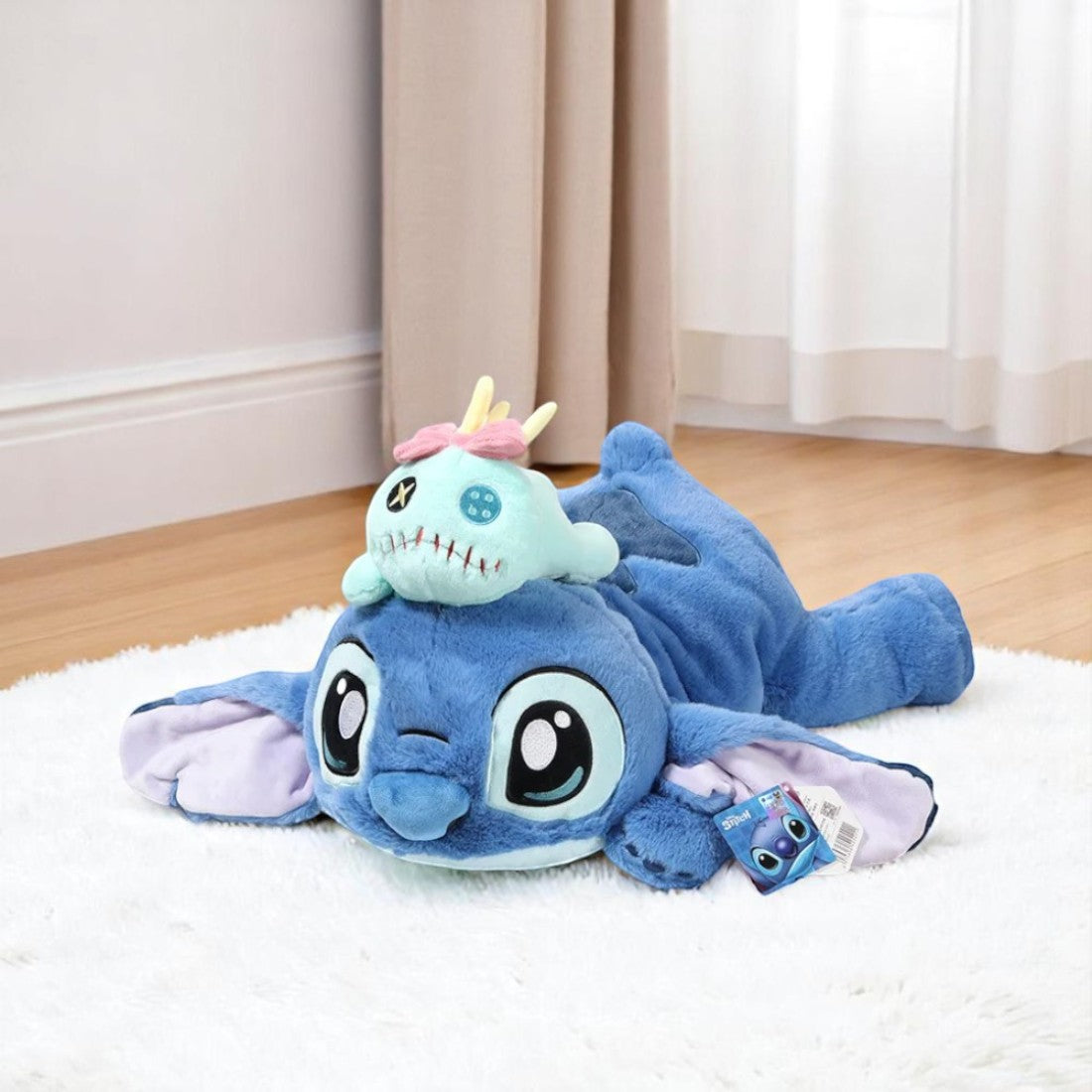 Peluche Stitch allongé avec le doudou de Lilo