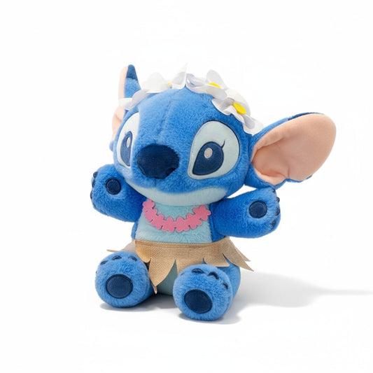 Peluche Stitch de 30 cm en look hawaïen avec jupe, collier de fleurs et couronne florale sur fond blanc.