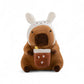 Peluche capybara avec boisson et bonnet rigolo