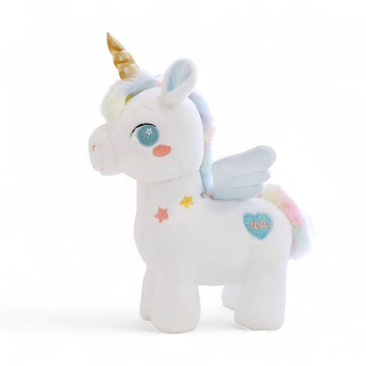 Peluche licorne blanche avec corne dorée, ailes et crinière bleu pâle , sur fond blanc.