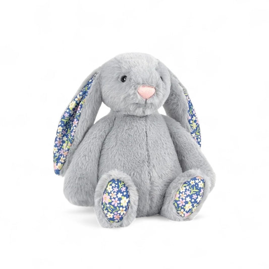 Lapin en peluche coton gris avec oreilles Liberty fleuries, assis sur fond blanc.