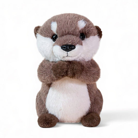 Peluche loutre marron et blanche en coton, douce et souriante, assise sur fond blanc.