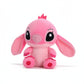 Peluche Angel rose assise avec grandes oreilles et regard attendrissant, sur fond blanc.