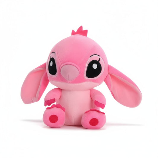 Peluche Angel rose assise avec grandes oreilles et regard attendrissant, sur fond blanc.