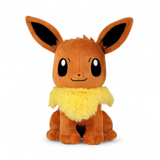 Peluche Évoli Pokémon marron avec collerette jaune toute douce, assise avec de grands yeux noirs brillants, sur fond blanc.