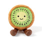 Peluche ronde en forme de kiwi vert avec un visage souriant et des pattes marron, posée sur fond blanc.