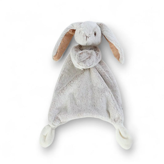 Carré doudou  avec tête de lapin marron doux en peluche toute douce avec de longues oreilles, pose sur fond blanc.