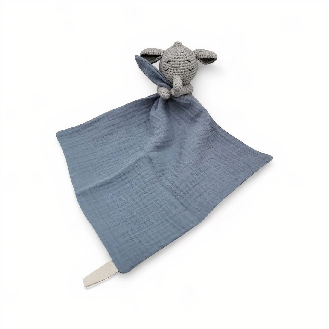 Doudou plat avec tête d’éléphant crochetée, lange en coton bleu, sur fond blanc.