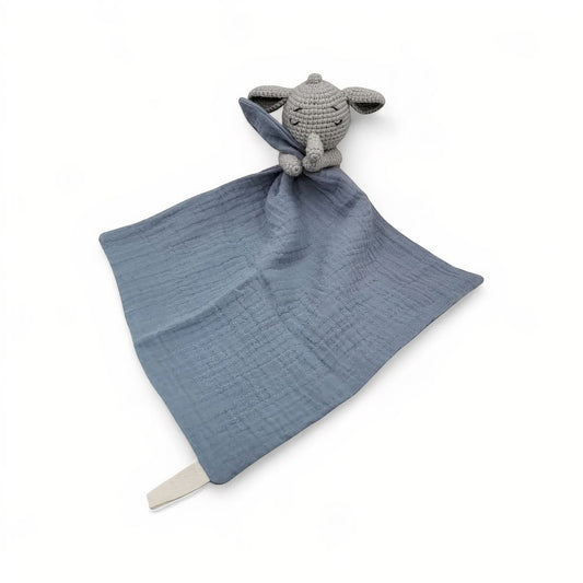 Doudou plat avec tête d’éléphant crochetée, lange en coton bleu, sur fond blanc.
