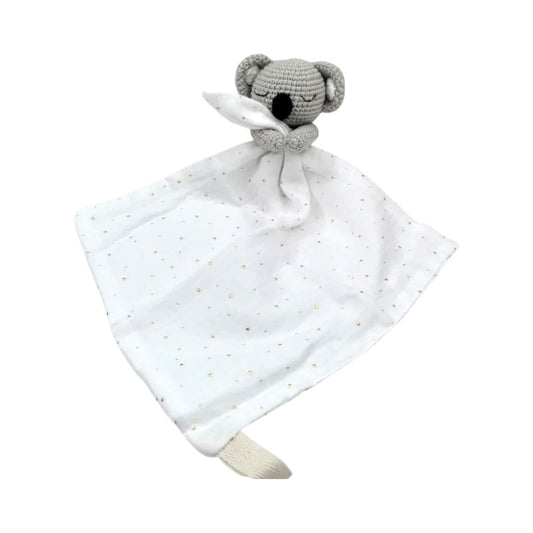 Doudou plat avec d'un petit koala crocheté, tenant un lange blanc, sur fond blanc. 