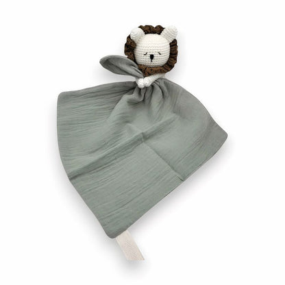 Doudou plat avec tête de lion crochetée et lange en coton uni, plusieurs coloris, sur fond blanc.
