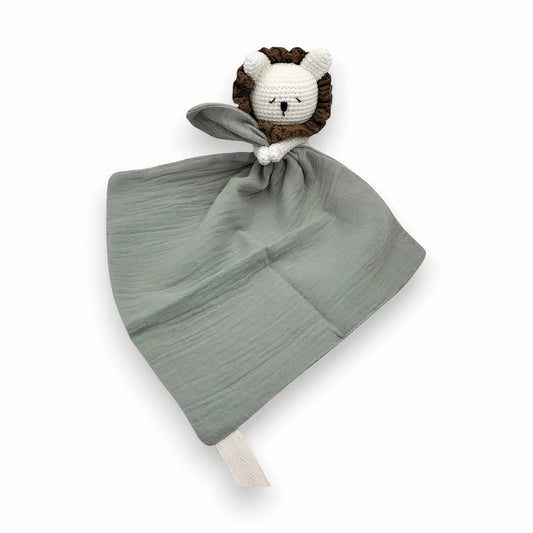 Doudou plat avec tête de lion crochetée et lange en coton uni, plusieurs coloris, sur fond blanc.