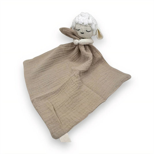 Doudou plat avec tête de mouton crochetée, lange en coton marron glacé, sur fond blanc.
