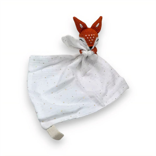 Doudou plat avec tête de renard crochetée, lange en coton blanc avec des brillants dorés, sur fond blanc.