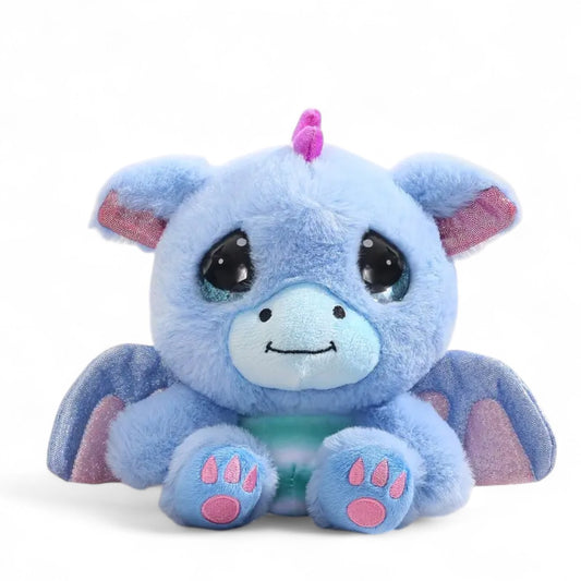 Petit dragon en peluche bleu avec des ailes scintillantes, une crête rose, et de grands yeux brillants, posé sur fond blanc.