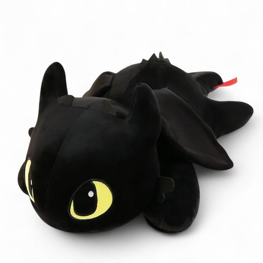 Peluche Dragon noir Krokmou, posée sur fond blanc.