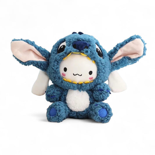 Peluche Cinnamoroll déguisé en Stitch bleu, aux grandes oreilles posée sur fond blanc.