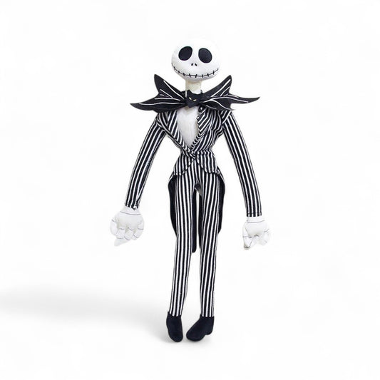 Peluche Jack Skellington habillé en costume rayé noir et blanc, style Halloween, sur fond blanc.