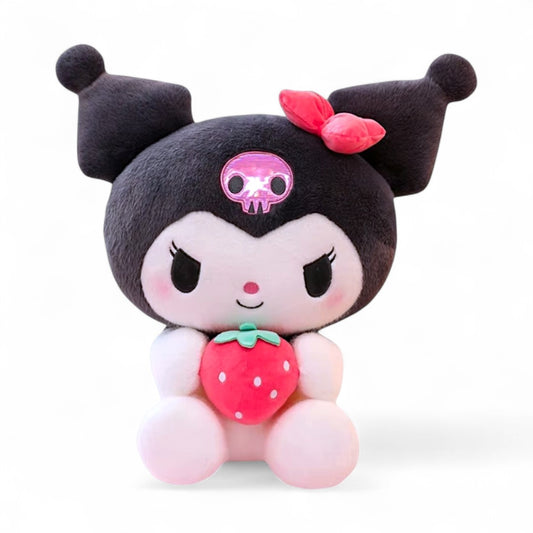 Peluche Kuromi noire avec oreilles en forme de pointe, tenant une fraise rouge, assise sur fond blanc.