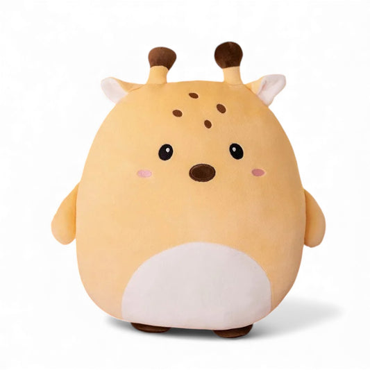 Peluche girafe beige toute ronde, avec petit ventre blanc, joues rosées, deux petites cornes marron et oreilles claires, posée seule sur un fond blanc.