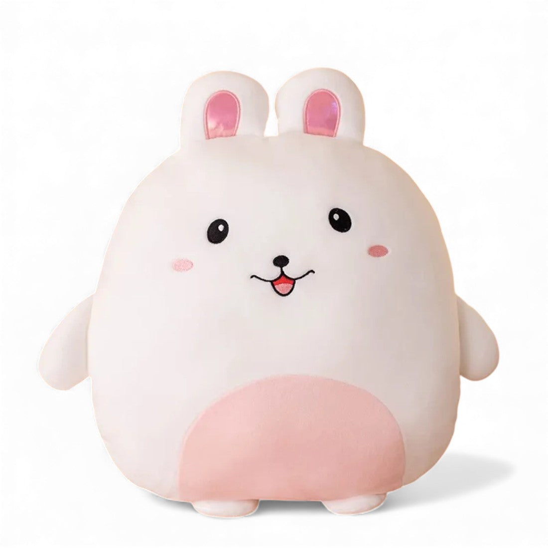 Peluche lapin toute ronde et très douce, avec longues oreilles souples, petit museau brodé, yeux noirs ronds et ventre plus clair, posée seule sur un fond blanc.