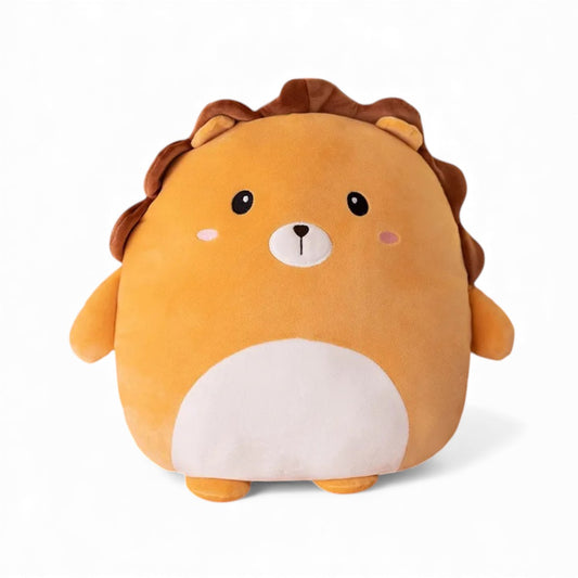 Peluche lion toute ronde couleur miel, avec crinière marron, petit ventre blanc, pattes et bras courts, yeux noirs ronds et museau crème, posée seule sur fond blanc.