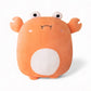Coussin peluche crabe orange moelleux, style squishmallows, grand ventre blanc tout doux, idéal pour câlins, déco bord de mer et coin détente dans la chambre enfant.