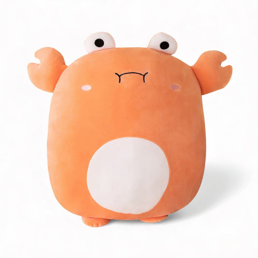 Coussin peluche crabe orange moelleux, style squishmallows, grand ventre blanc tout doux, idéal pour câlins, déco bord de mer et coin détente dans la chambre enfant.