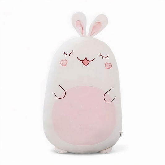 Grand coussin peluche lapin blanc et rose, avec longues oreilles, yeux fermés brodés, joues en forme de cœur et grand ventre rose, posé sur fond blanc.