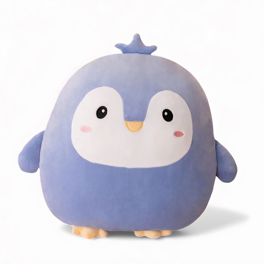 Petit pingouin en peluche tout rond, bleu avec ventre blanc, petites joues roses, bec jaune et petites ailes, posé seul sur un fond blanc.