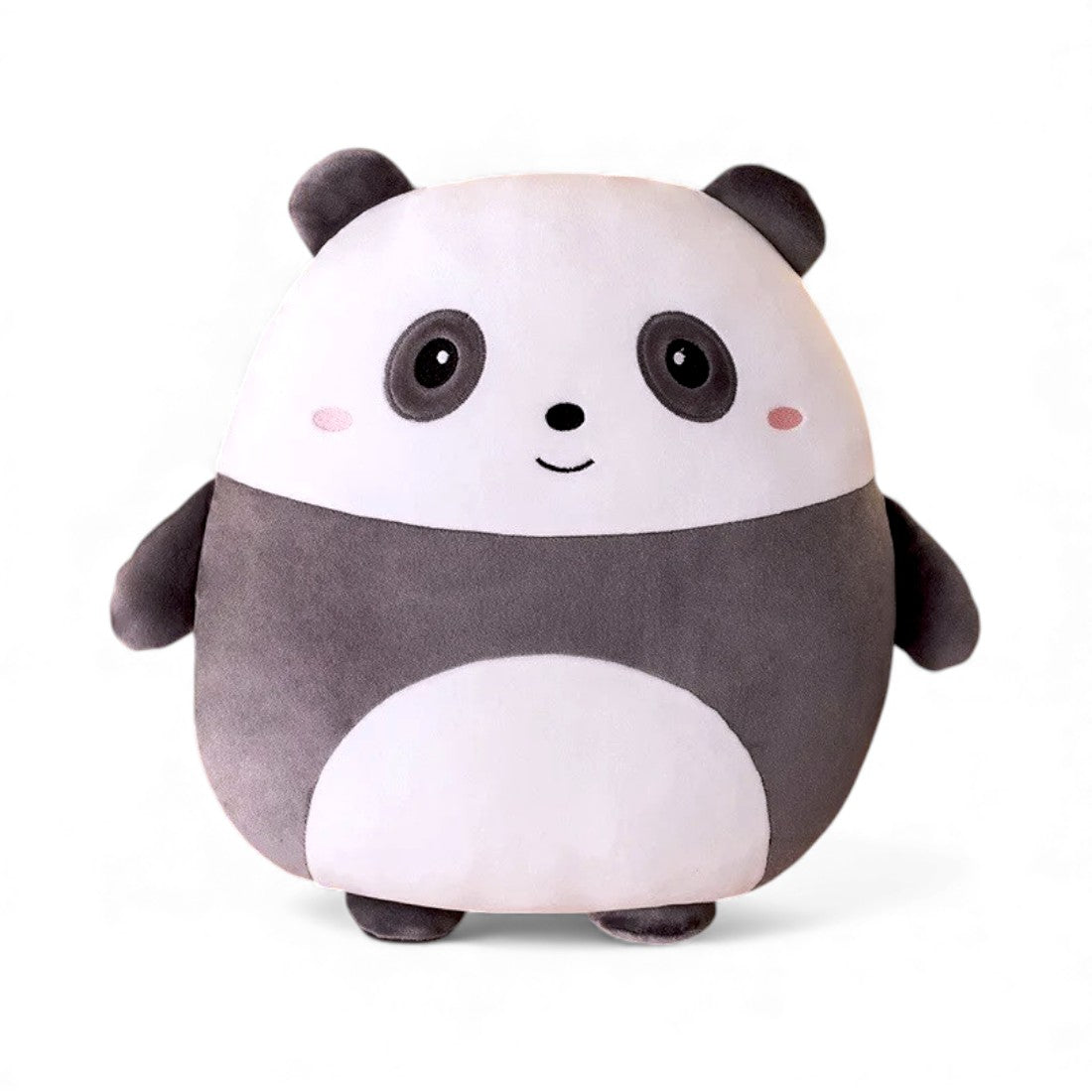 Peluche panda toute ronde gris et blanc, avec grands yeux noirs, joues rosées, petites oreilles et pattes courtes, posée seule sur un fond blanc.