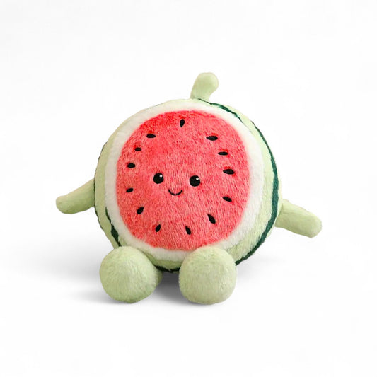 Peluche pastèque kawaï de 30 cm, ronde, verte et rouge avec un visage souriant et des petites pattes, posée sur fond blanc.