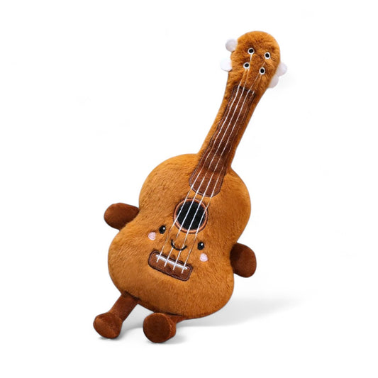 Peluche en forme de guitare kawaii marron avec visage souriant et détails brodés, posée sur fond blanc.