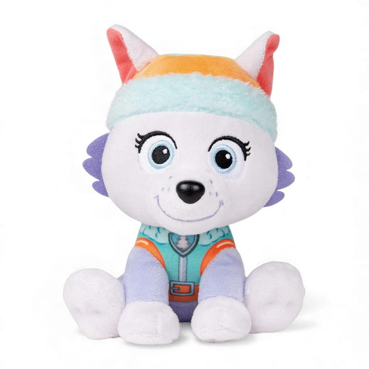 Peluche Everest de la pat' patrouille aux couleurs violette et turquoise, bonnet turquoise bordé d’orange, sourire doux, assise avec grandes oreilles, sur fond blanc.