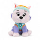 Peluche Everest de la pat' patrouille aux couleurs violette et turquoise, bonnet turquoise bordé d’orange, sourire doux, assise avec grandes oreilles, sur fond blanc.