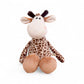 Girafe en peluche marron à tâches, museau rond beige, grandes oreilles et cornes moelleuses, assise et souriante sur fond blanc.
