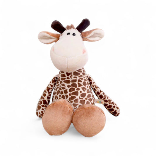 Girafe en peluche marron à tâches, museau rond beige, grandes oreilles et cornes moelleuses, assise et souriante sur fond blanc.