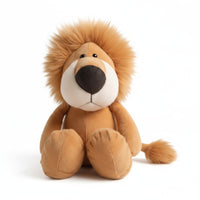 Peluche lion couleur sable, grande crinière longue et fournie, assis, regard doux et museau proéminent sur fond blanc.