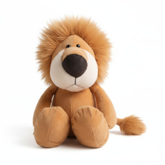 Peluche lion couleur sable, grande crinière longue et fournie, assis, regard doux et museau proéminent sur fond blanc.
