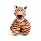 Peluche tigre rayé orange et noir, grands yeux, oreilles blanches, museau doux, assis et souriant sur fond blanc.